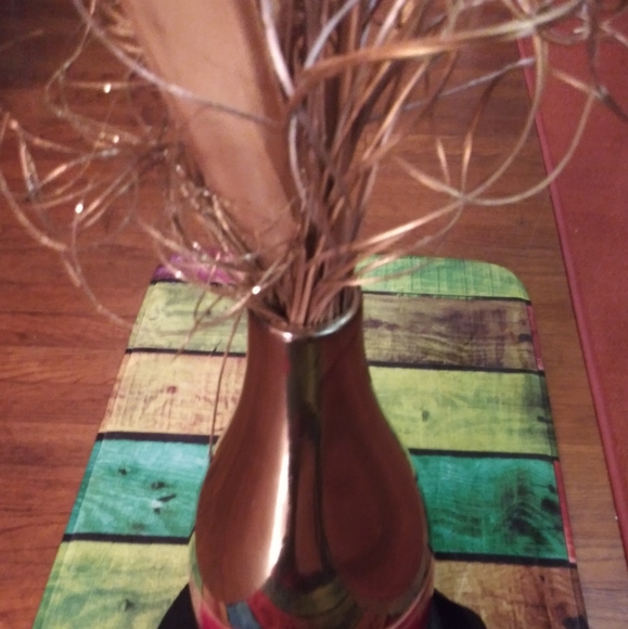Beautiful Vase with Gold accents. - Picture 2 of 4